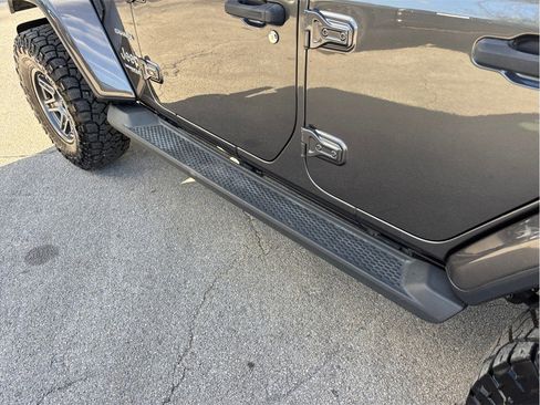 Used 2018 Jeep Wrangler Unlimited Sahara image 14