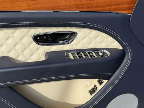 Used 2023 Bentley Bentayga image 14