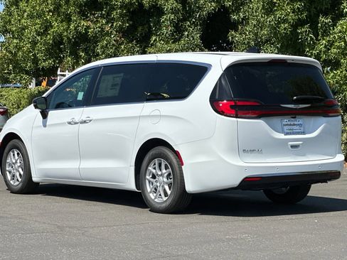 New 2026 Chrysler Pacifica Select image 6