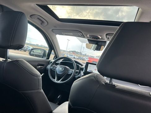 Used 2025 Toyota Corolla Cross XLE image 33