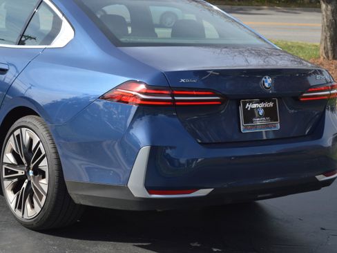 Used 2025 BMW 530i xDrive w/ Premium Package image 3