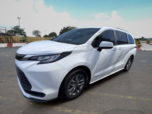 Used 2021 Toyota Sienna LE FWD image 5