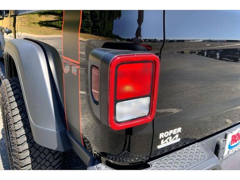 Used 2021 Jeep Gladiator Mojave w/ Cold Weather Group AWD/4WD image 28