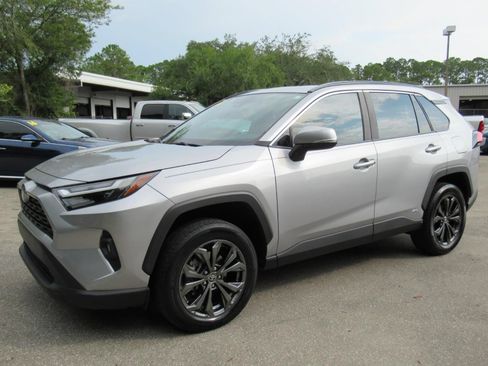 Used 2022 Toyota RAV4 XLE Premium AWD/4WD image 4