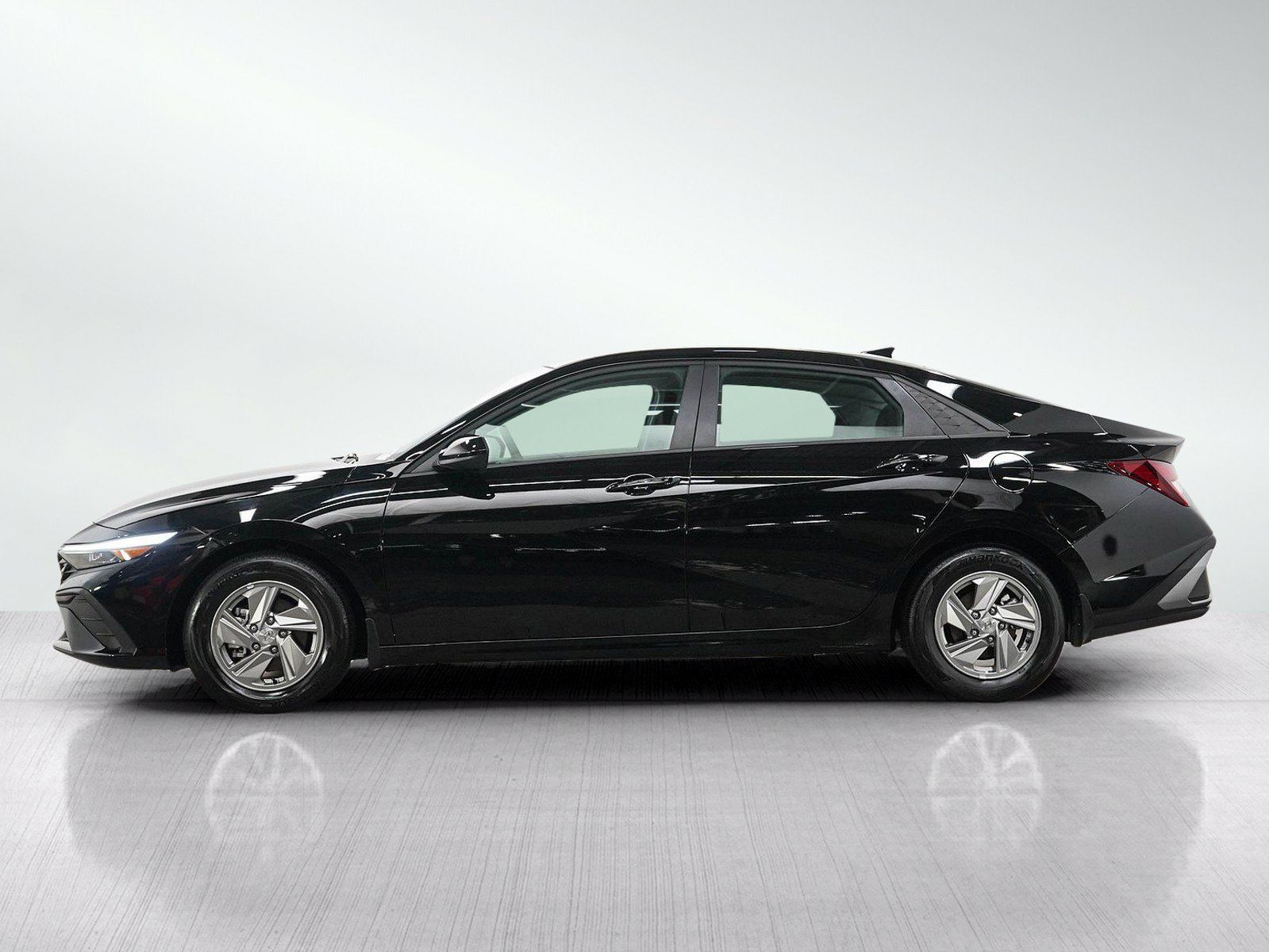 Used 2026 Hyundai Elantra SE FWD image 2