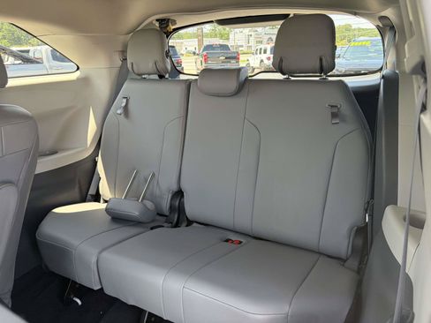 Used 2021 Toyota Sienna XLE FWD image 11