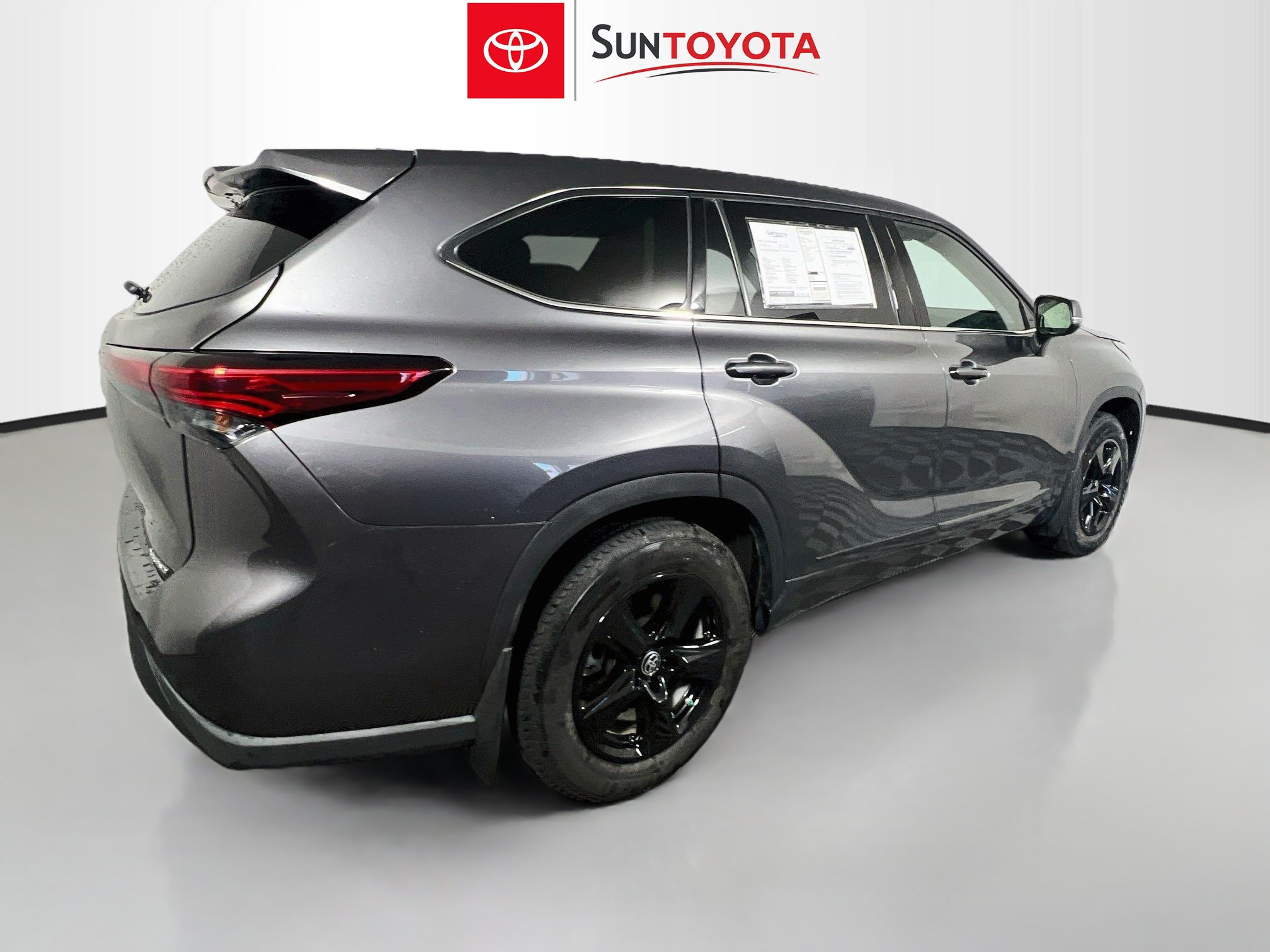 Used 2022 Toyota Highlander LE AWD/4WD image 4