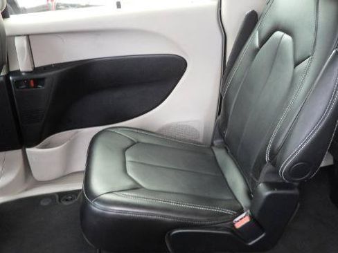 Used 2024 Chrysler Pacifica Touring-L FWD image 16