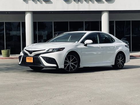 Used 2024 Toyota Camry SE image 1