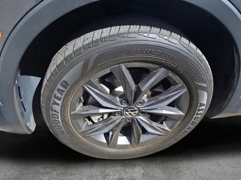 Used 2022 Volkswagen Tiguan SE w/ Panoramic Sunroof Package image 18