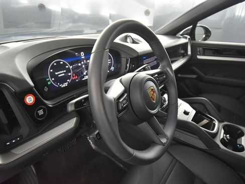 Used 2024 Porsche Cayenne Coupe AWD/4WD image 4