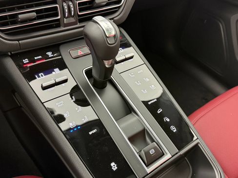 Certified 2026 Porsche Macan AWD/4WD image 20