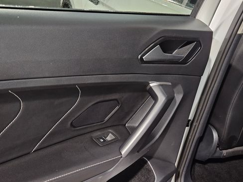 Used 2024 Volkswagen Tiguan SE image 34