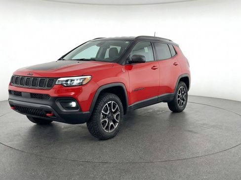 Used 2025 Jeep Compass Trailhawk image 3