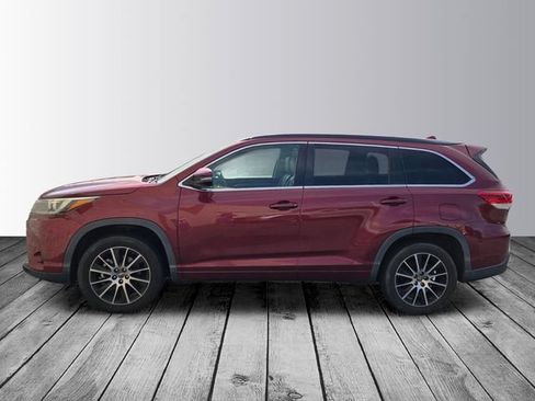 Used 2018 Toyota Highlander SE FWD image 3