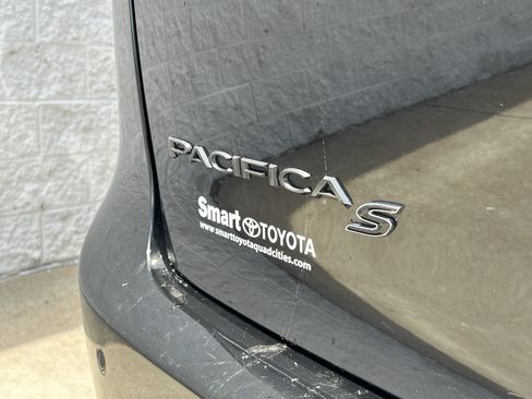 Used 2025 Chrysler Pacifica Limited FWD image 9