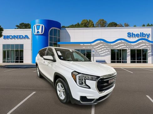 Used 2024 GMC Terrain SLE image 2