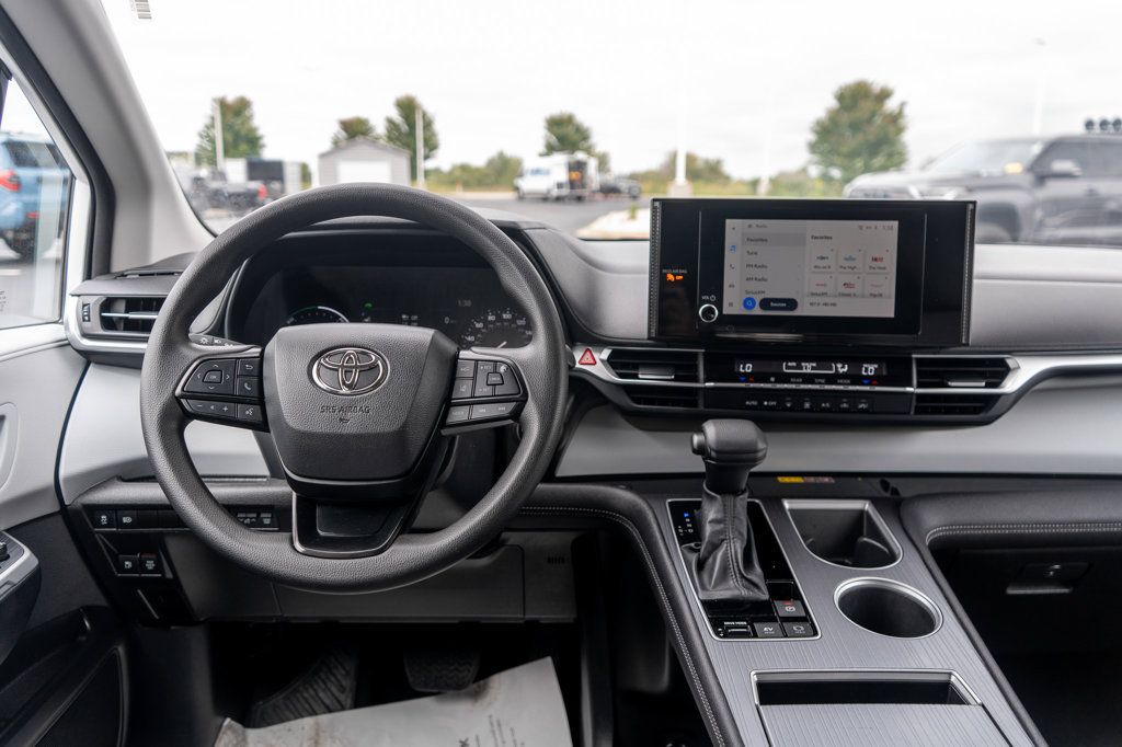 Used 2025 Toyota Sienna LE FWD image 16