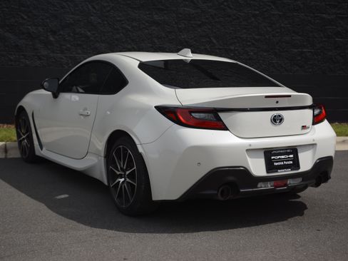 Used 2023 Toyota GR86 RWD image 3