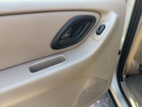 Used 2004 Ford Escape XLS FWD image 15