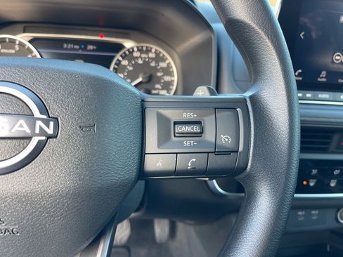 Used 2025 Nissan Rogue S image 17