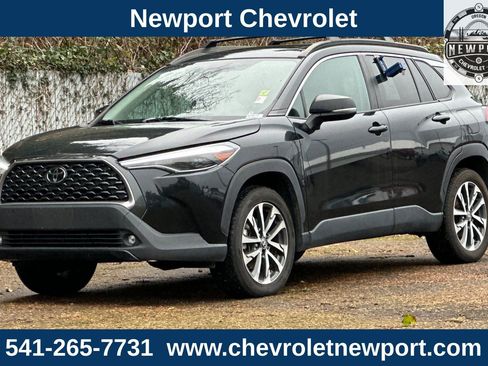 Used 2022 Toyota Corolla Cross XLE w/ Convenience Package image 9