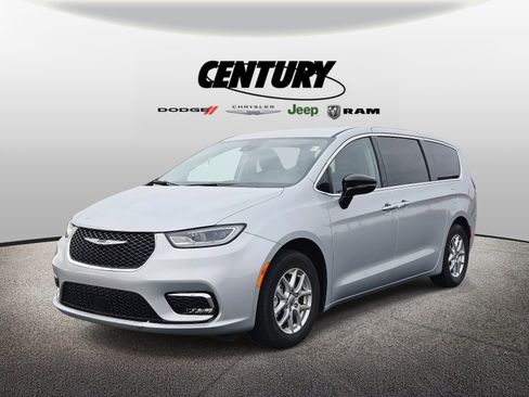 Used 2024 Chrysler Pacifica Touring-L image 8