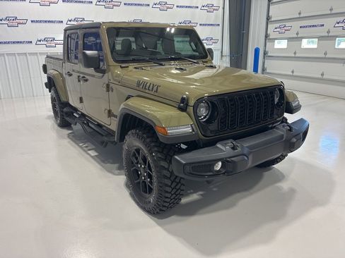 Used 2025 Jeep Gladiator Sport AWD/4WD image 10