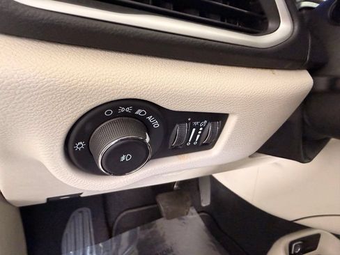 Used 2023 Chrysler Pacifica Touring-L FWD image 27