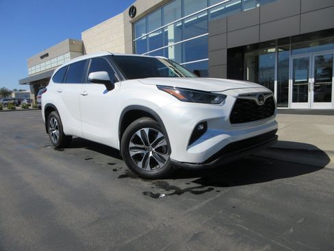 Used 2023 Toyota Highlander XLE AWD/4WD image 14