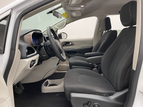 Used 2022 Chrysler Voyager LX FWD image 17