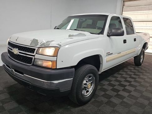 Used 2006 Chevrolet Silverado 2500 LT w/ Skid Plate Package AWD/4WD image 2