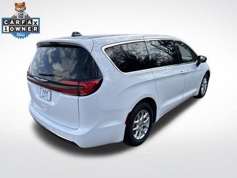 Used 2024 Chrysler Pacifica Touring-L FWD image 10
