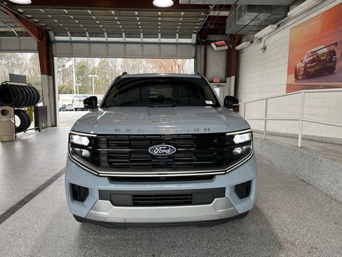 Used 2025 Ford Expedition Platinum image 2