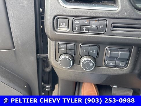 Used 2021 Chevrolet Suburban Z71 w/ Z71 Signature Package image 13