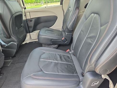Used 2018 Chrysler Pacifica Touring-L FWD image 17