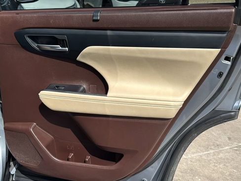 Used 2021 Toyota Highlander XLE image 30