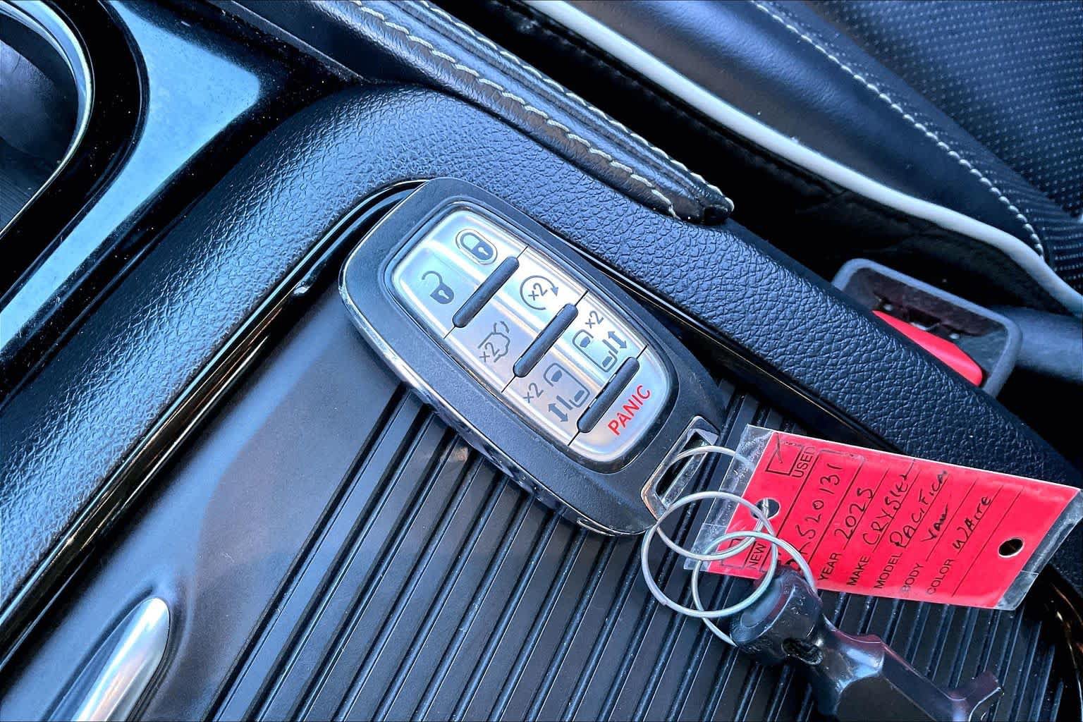 Used 2025 Chrysler Pacifica Limited FWD image 14