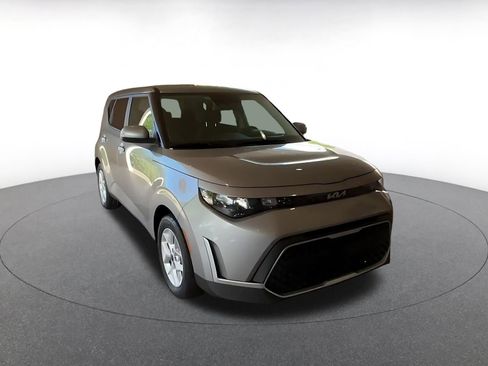 Used 2025 Kia Soul LX w/ LX Technology Package FWD image 3