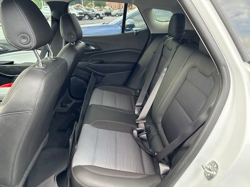 Used 2025 Chevrolet Trax LT w/ Sunroof Package FWD image 18
