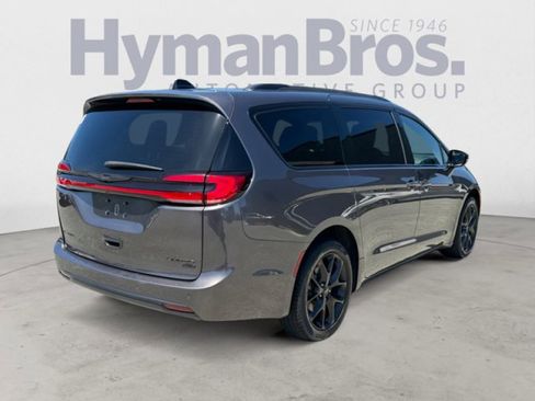 Used 2023 Chrysler Pacifica Limited w/ Uconnect Theater Family Group AWD/4WD image 3