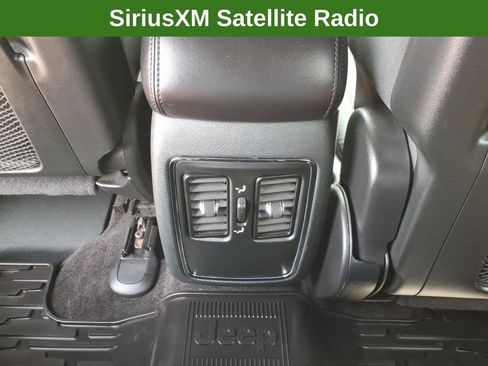 Used 2018 Jeep Grand Cherokee Laredo AWD/4WD image 14