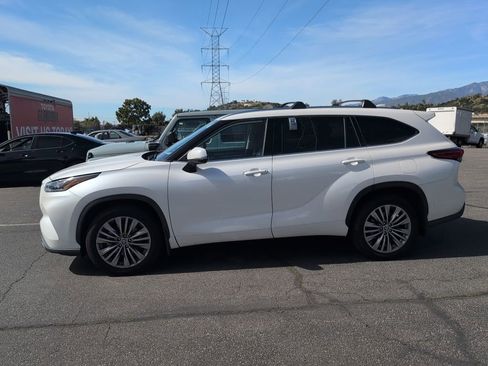Used 2020 Toyota Highlander Platinum image 2