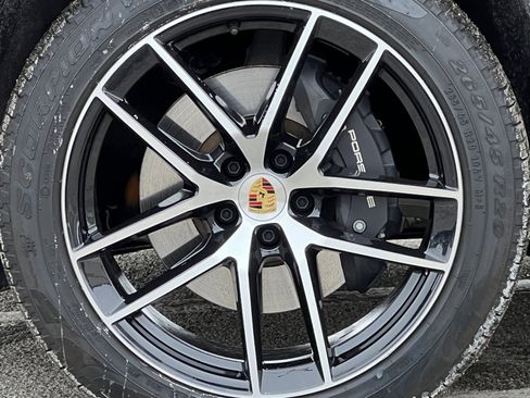 Certified 2025 Porsche Macan image 13