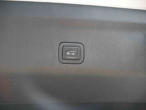 Used 2024 GMC Yukon XL Denali AWD/4WD image 11