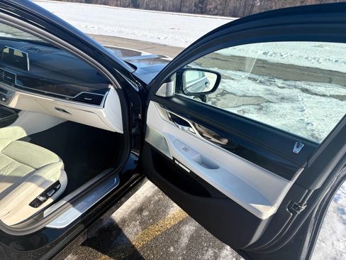 Used 2018 BMW 750i xDrive image 26