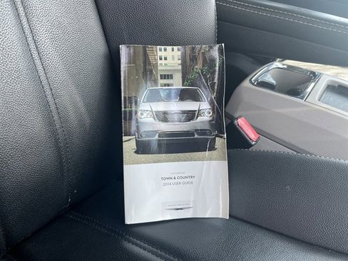 Used 2014 Chrysler Town & Country Touring image 38