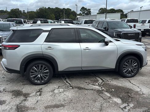 Used 2025 Nissan Pathfinder SL w/ SL Premium Package FWD image 8