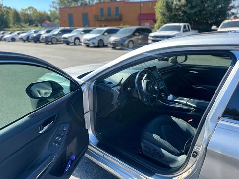 Used 2019 Toyota Avalon XLE image 7