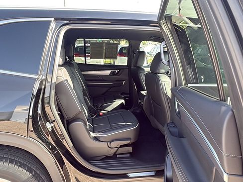Used 2025 Buick Enclave Preferred AWD/4WD image 12
